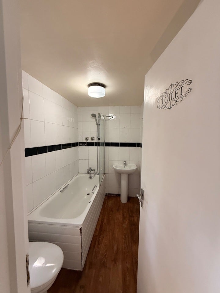 Flat Hanworth Road in Greater London