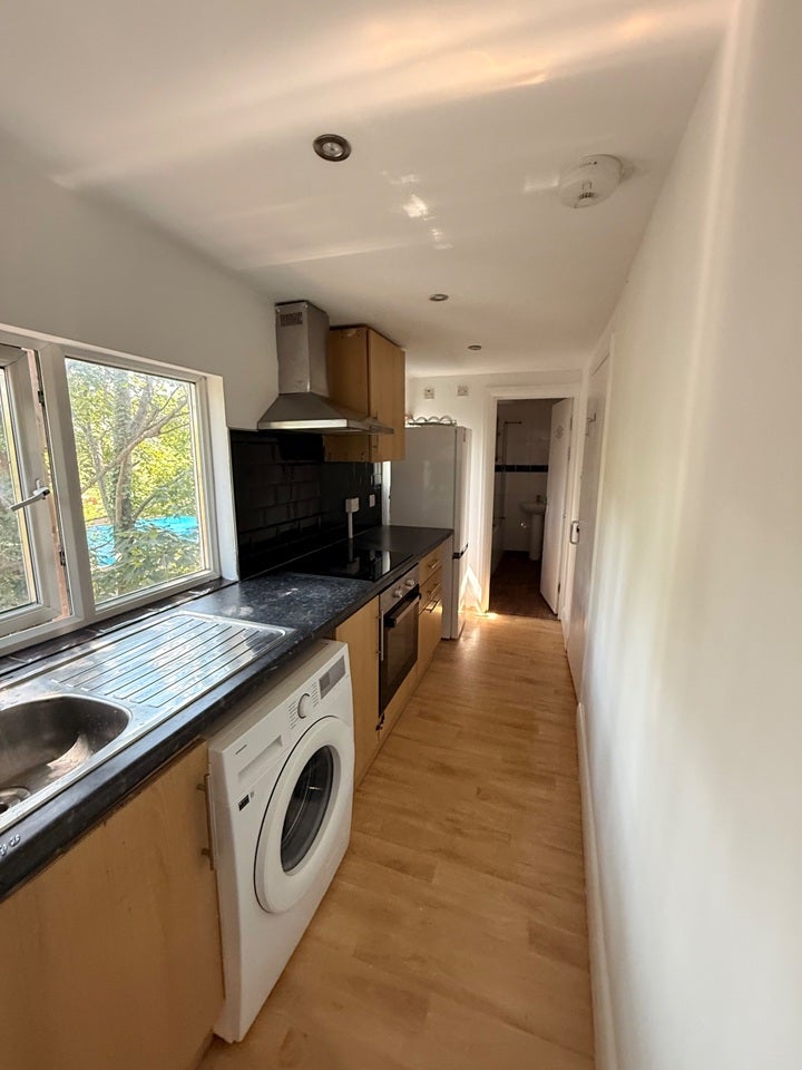 Flat Hanworth Road in Greater London
