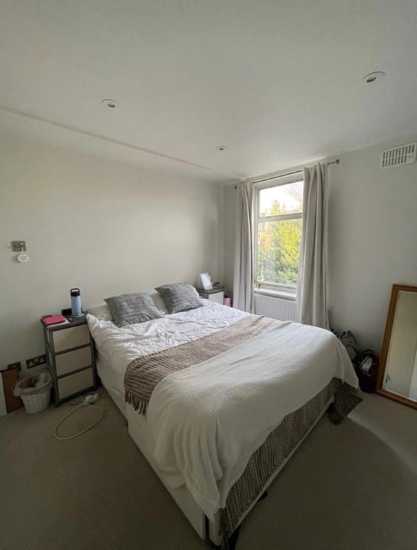 Flat Davisville Road in Greater London