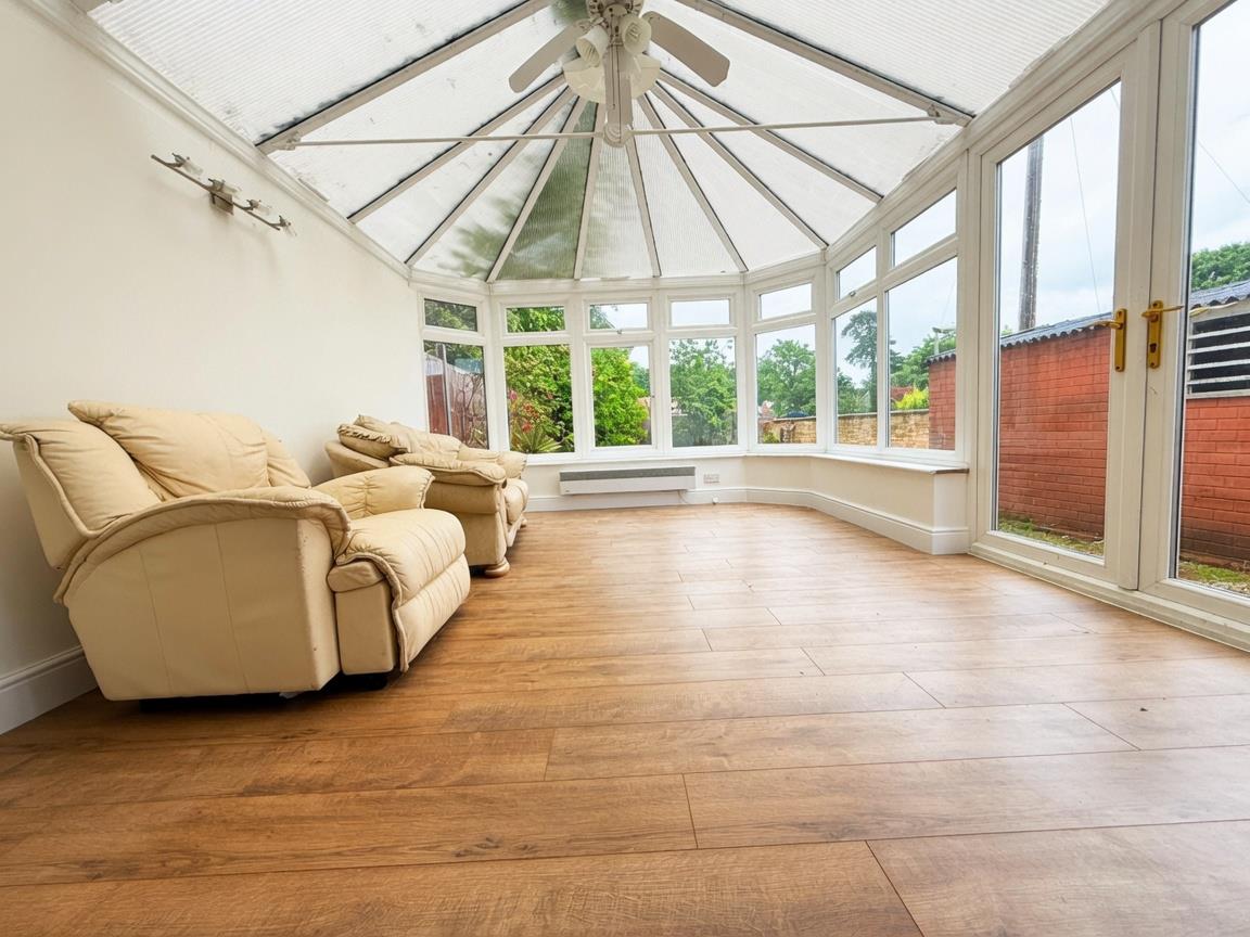 House Hawthorn Road in Surrey Heath