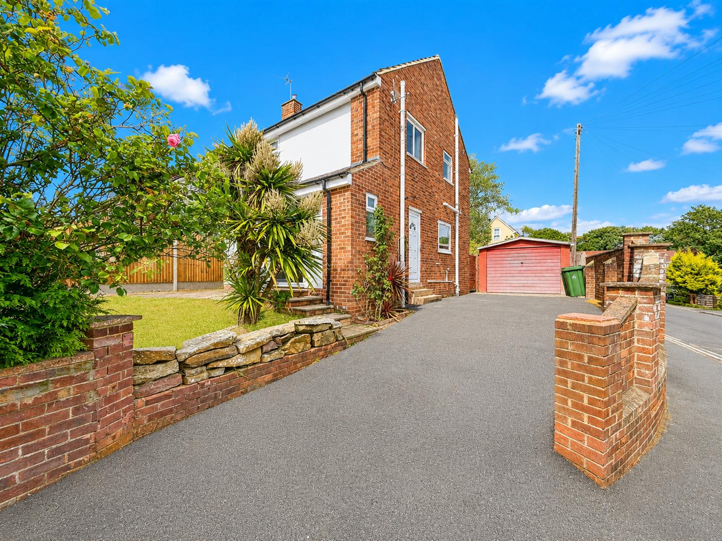 House Hawthorn Road in Surrey Heath