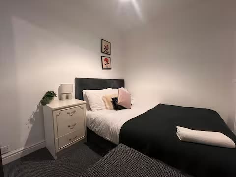 Room Caldervale Avenue in Manchester