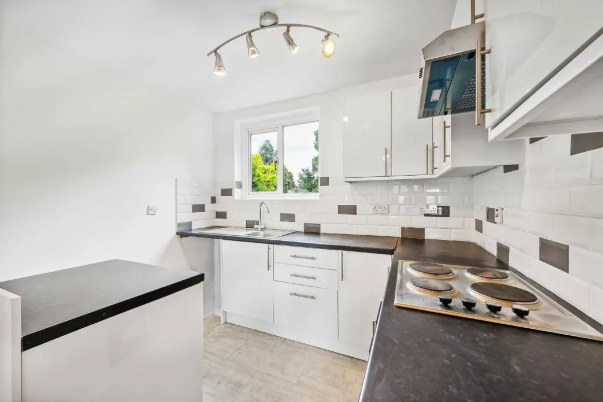 Flat Woodfield Grove in Greater London