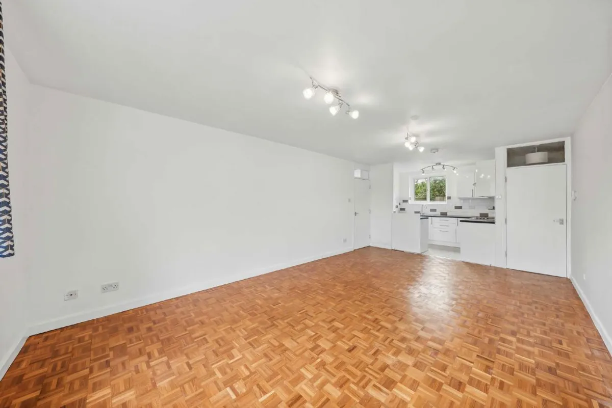 Flat Woodfield Grove in Greater London
