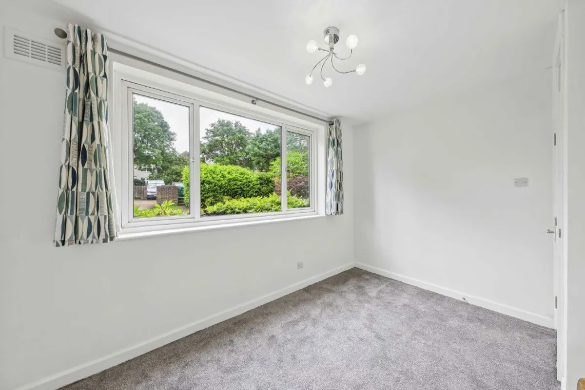 Flat Woodfield Grove in Greater London