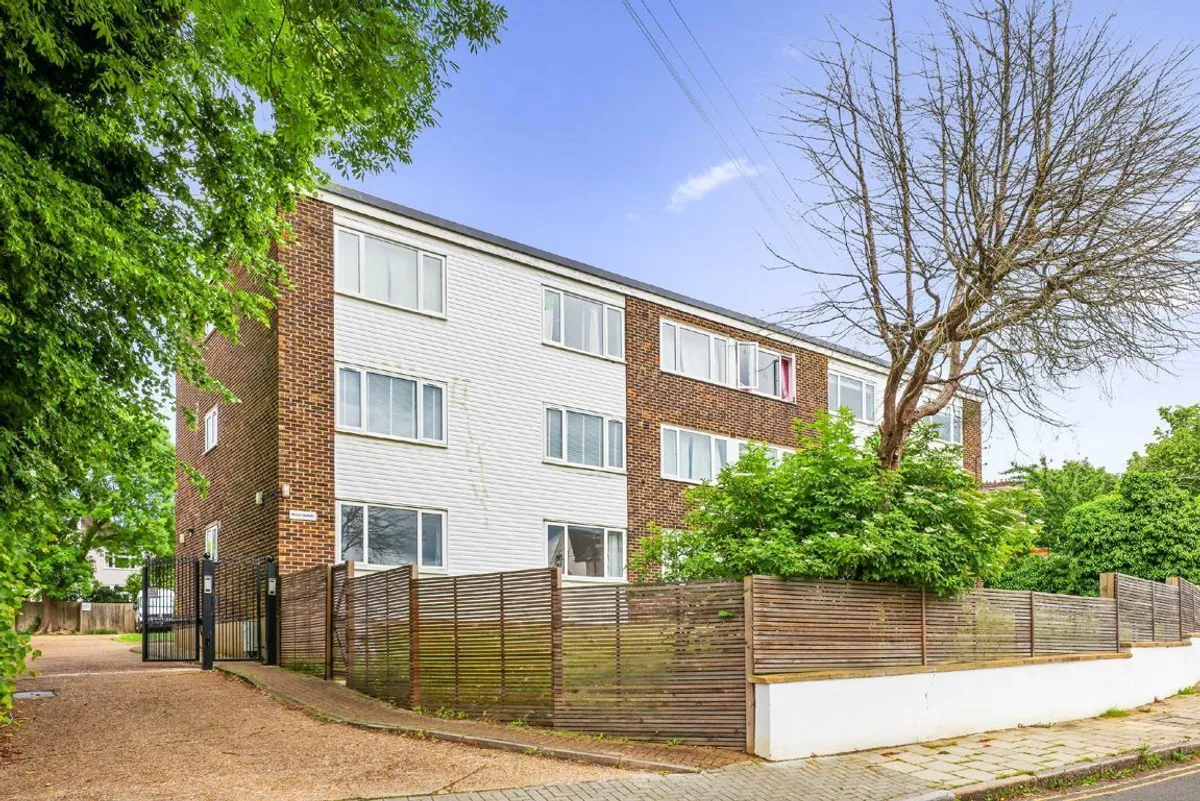 Flat Woodfield Grove in Greater London