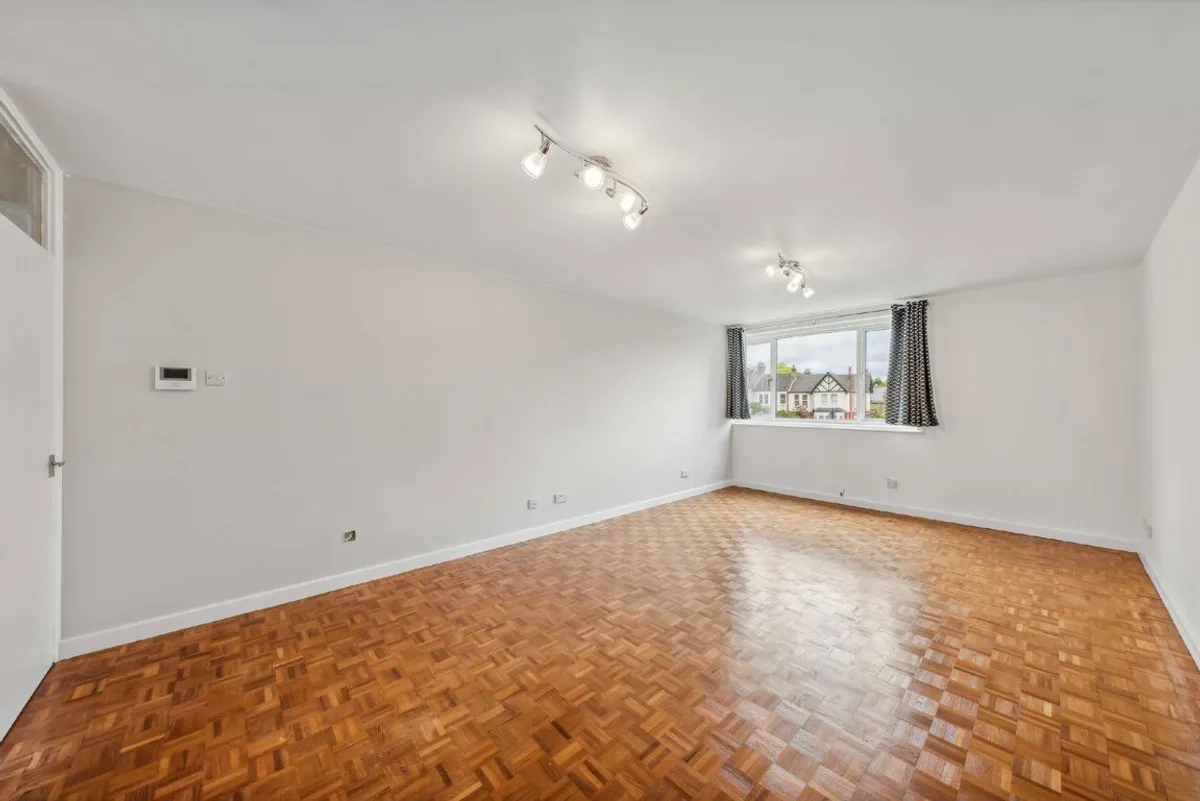 Flat Woodfield Grove in Greater London