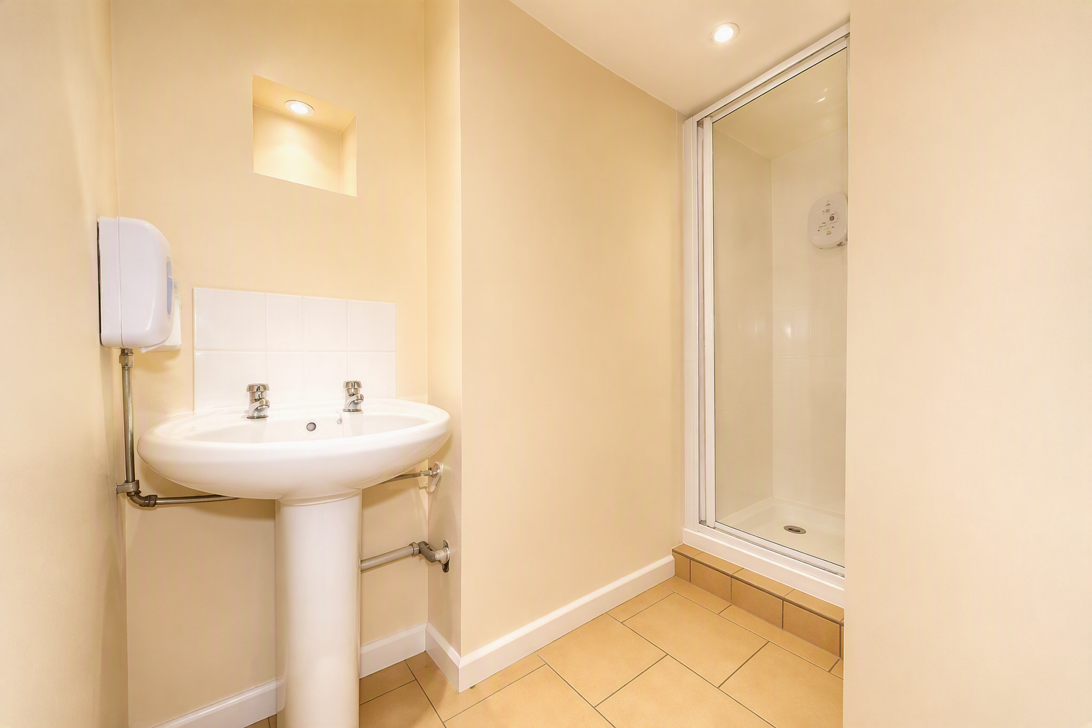 Flat Wellesley Road in Torquay