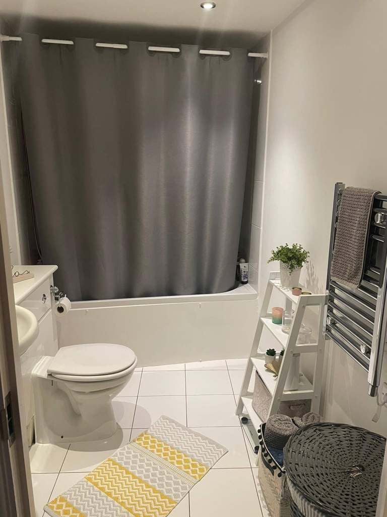Flat Prince Regent Road in Greater London