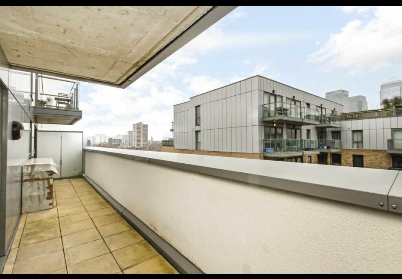 Flat Upper North Street in Greater London