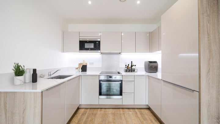 Flat Telegraph Avenue in Greater London