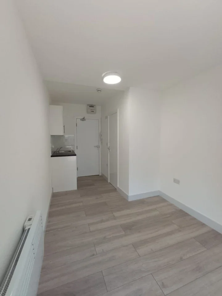 Room Holly Bush Lane in Greater London