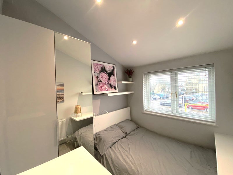 Room Burnhill Road in Greater London