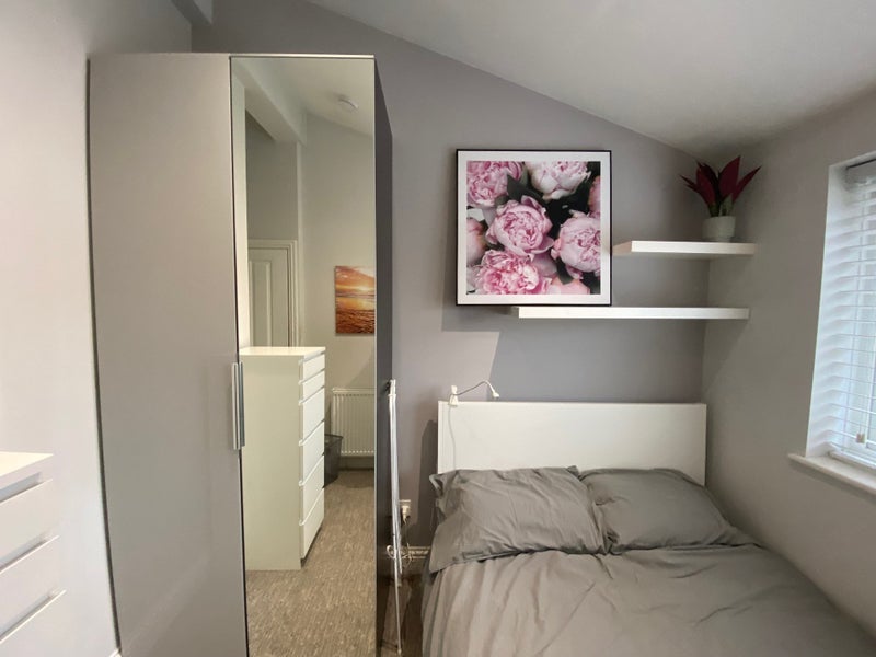 Room Burnhill Road in Greater London
