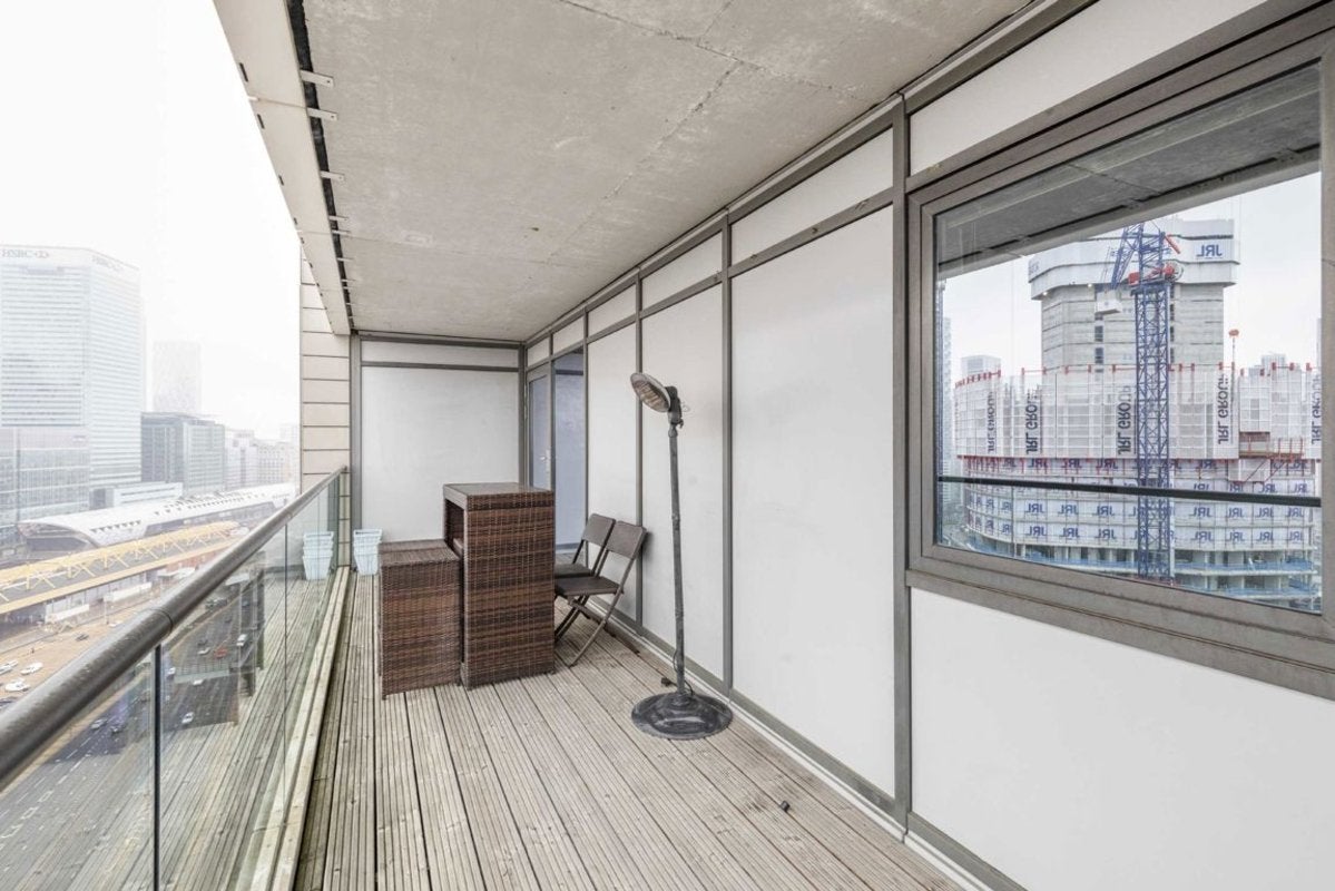 Flat Prestons Road in Greater London