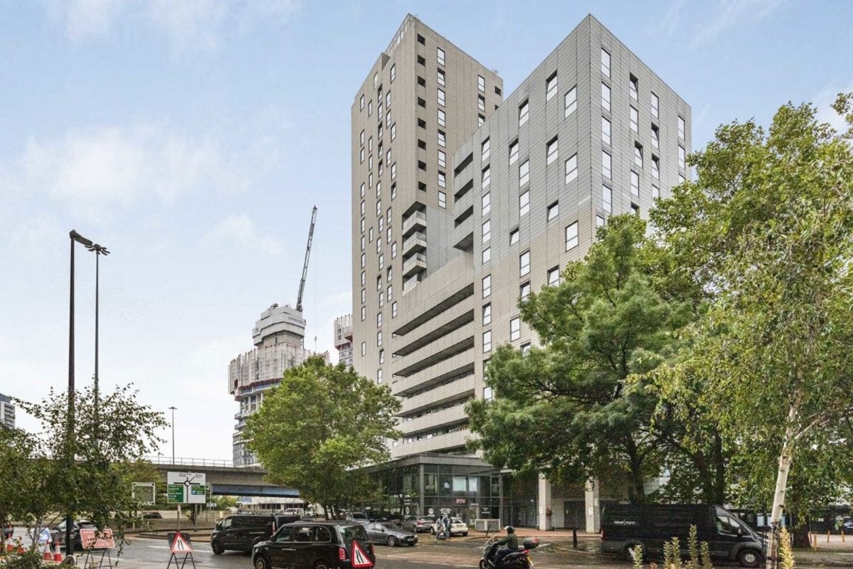 Flat Prestons Road in Greater London