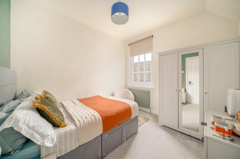 Room Broadwater Road in Greater London