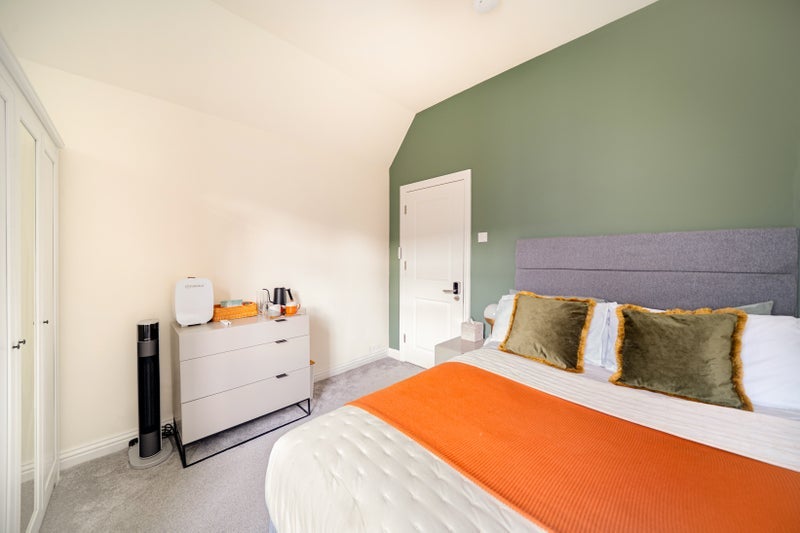Room Broadwater Road in Greater London