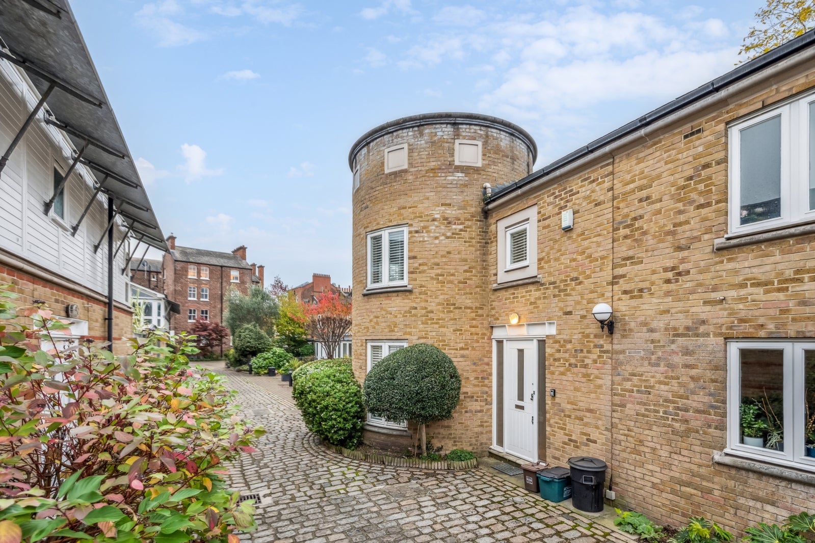 House Doves Yard in Greater London