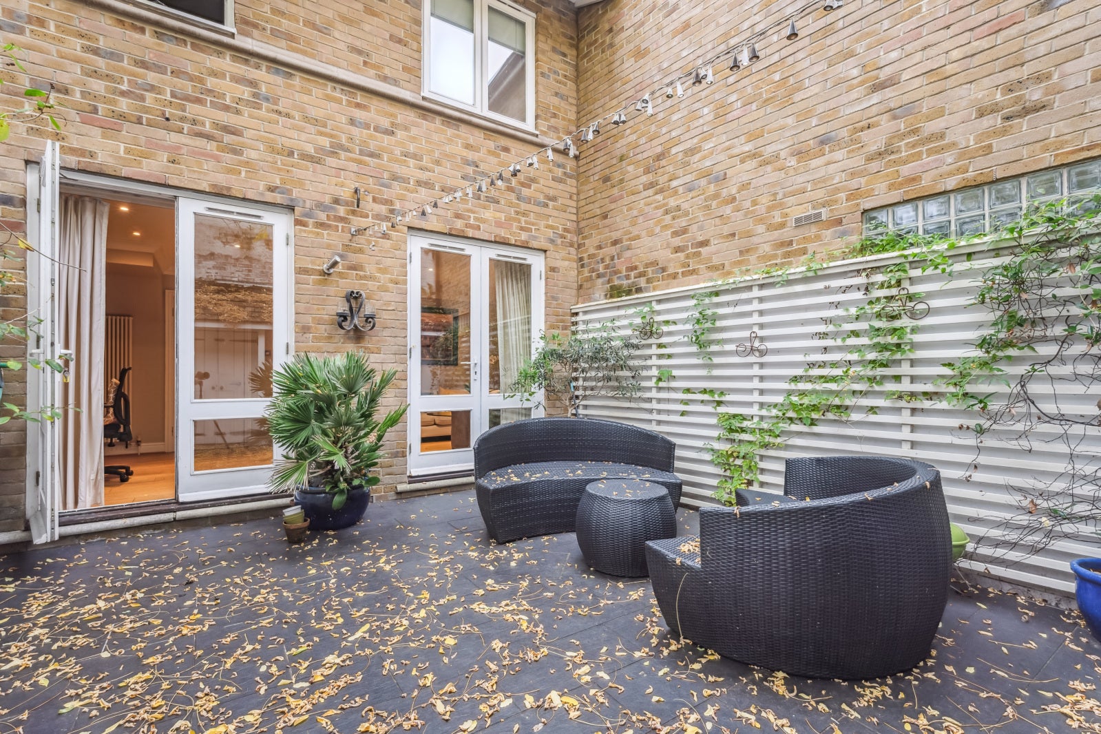 House Doves Yard in Greater London