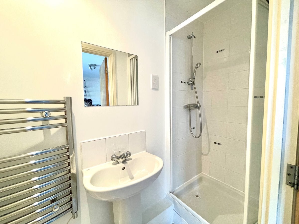 Flat Blackwell Close in London