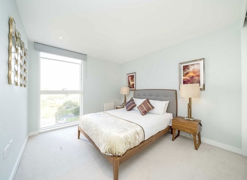 Flat Pump House Crescent in Greater London