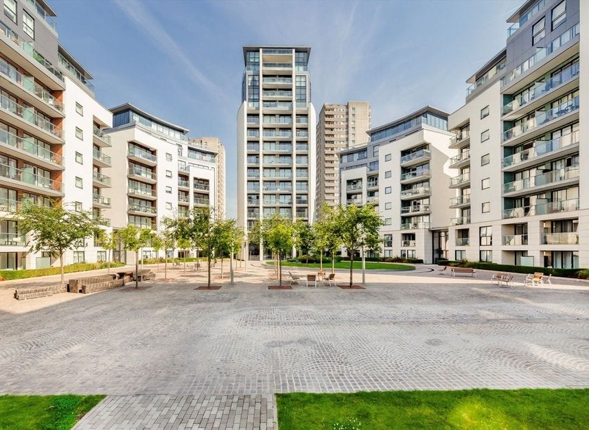 Flat Pump House Crescent in Greater London