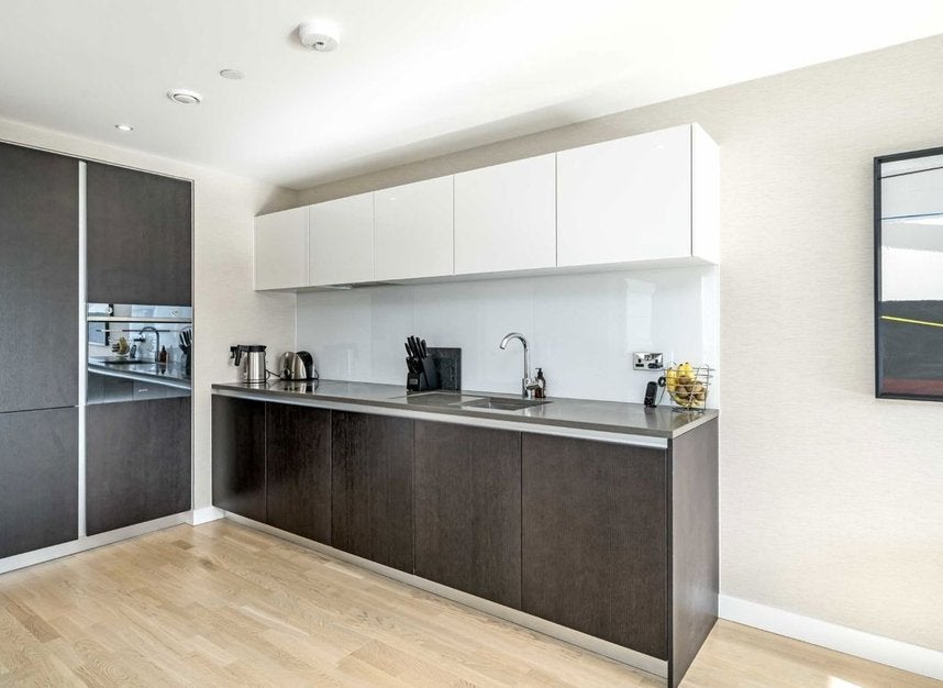Flat Pump House Crescent in Greater London