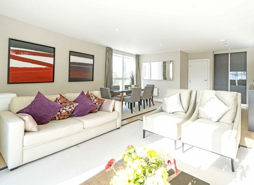 Flat Pump House Crescent in Greater London