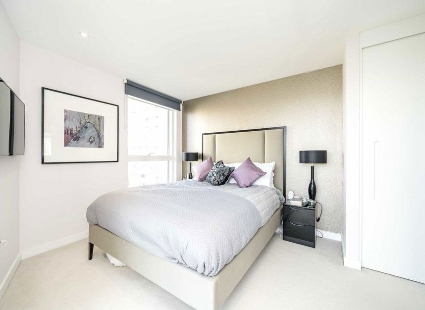 Flat Pump House Crescent in Greater London