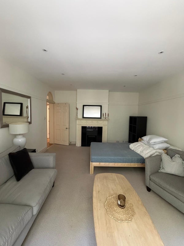 Room Eccleston Place in City of Westminster