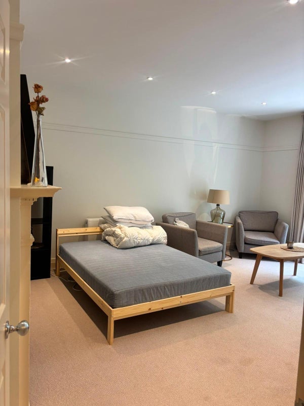 Room Eccleston Place in City of Westminster