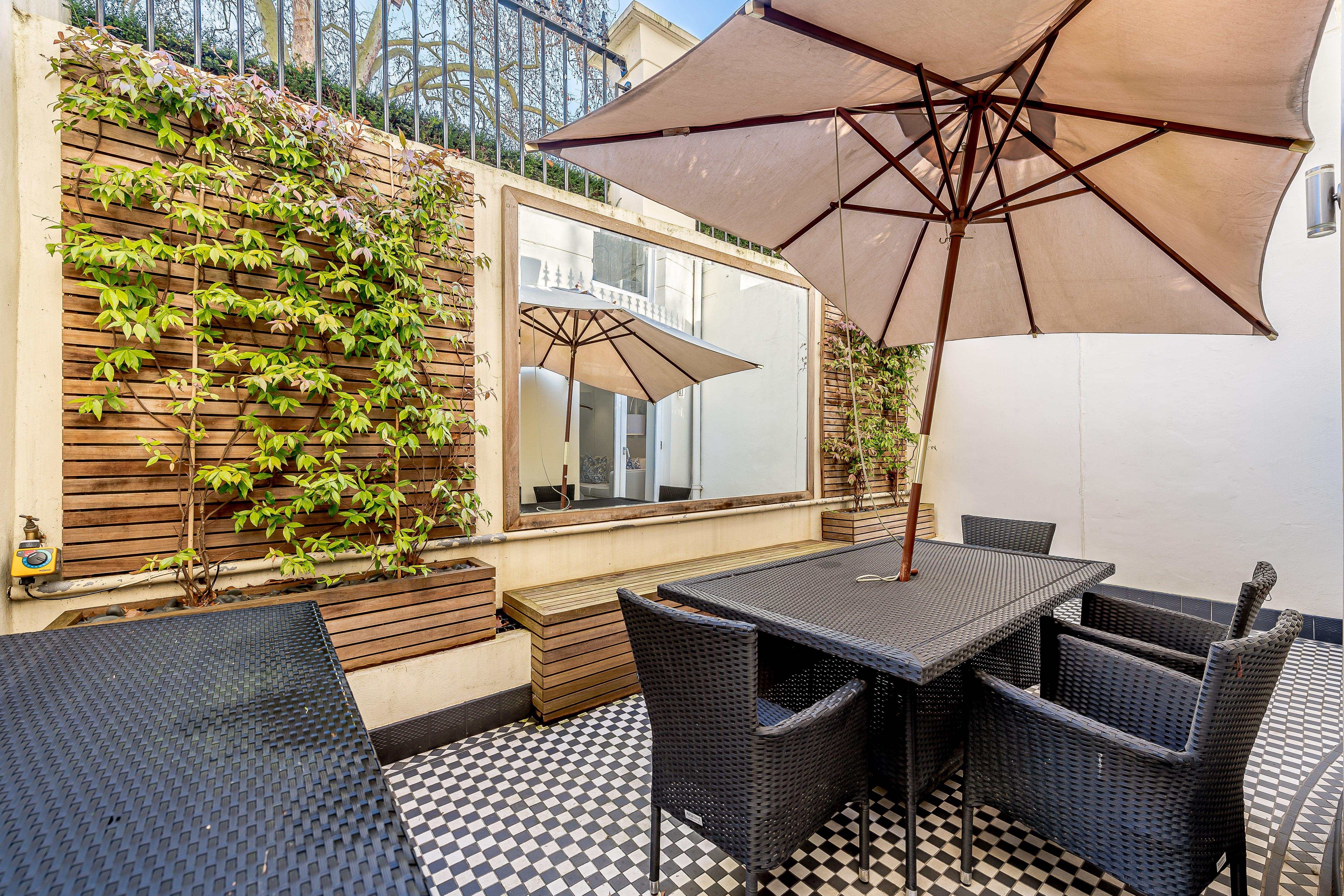 Flat Kensington Gardens Square in City of Westminster