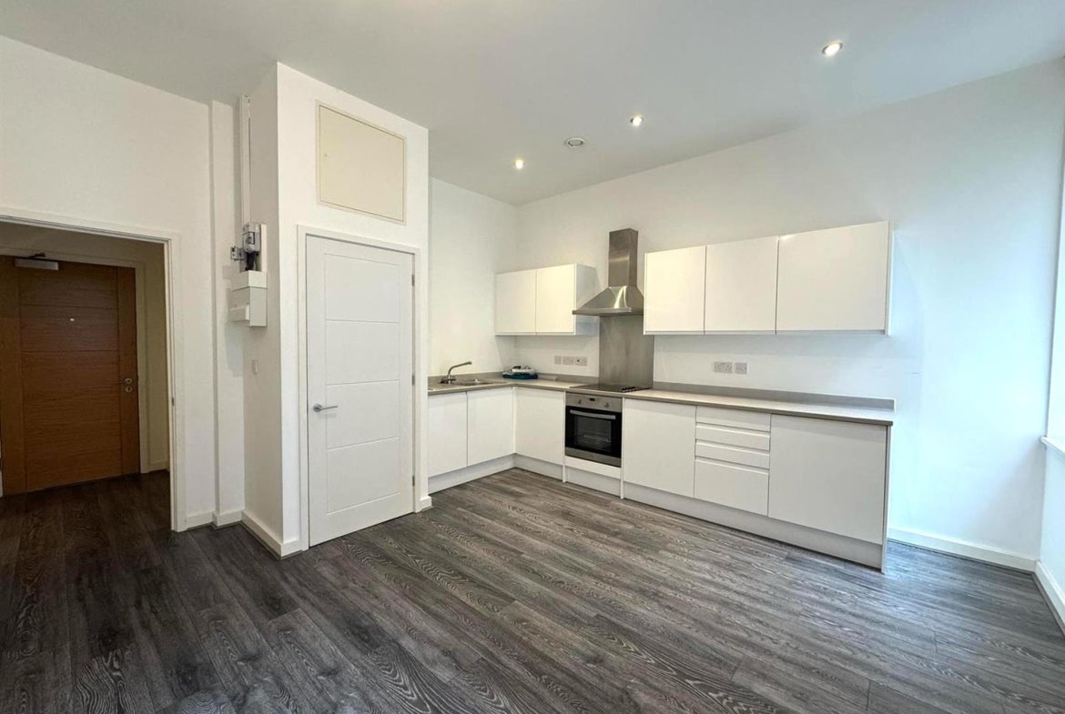 Flat Vicarage Farm Road in Peterborough
