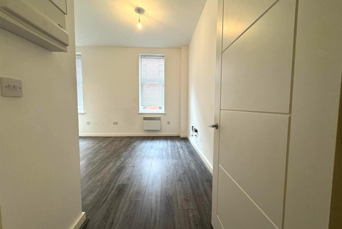 Flat Vicarage Farm Road in Peterborough