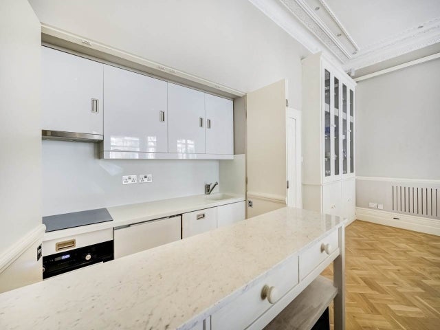 Flat Cheniston Gardens in Greater London