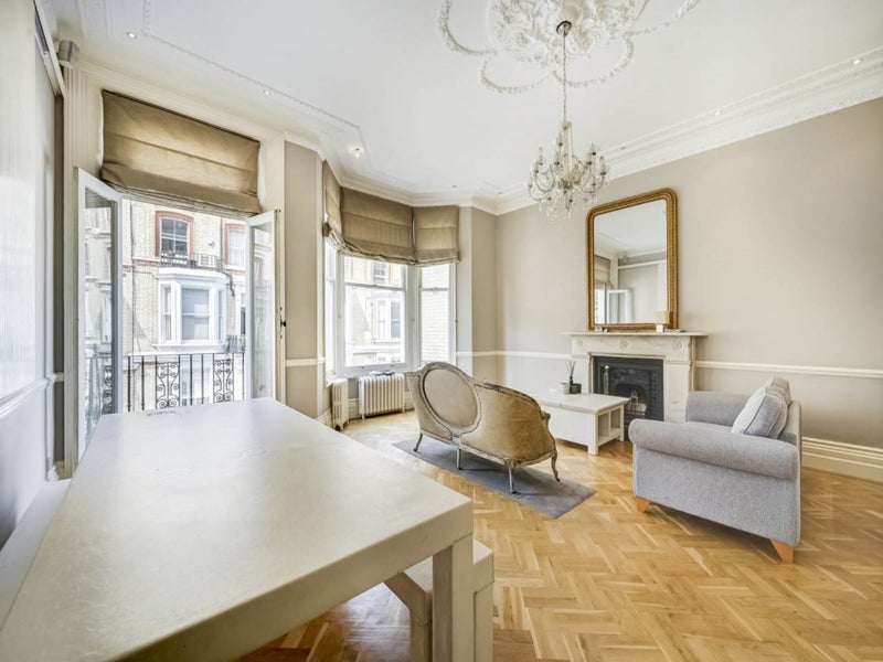 Flat Cheniston Gardens in Greater London