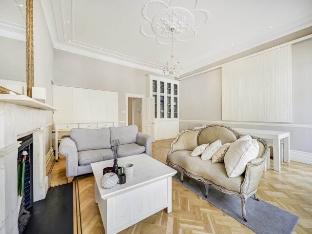 Flat Cheniston Gardens in Greater London