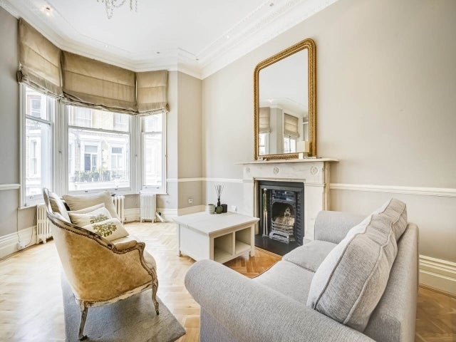 Flat Cheniston Gardens in Greater London