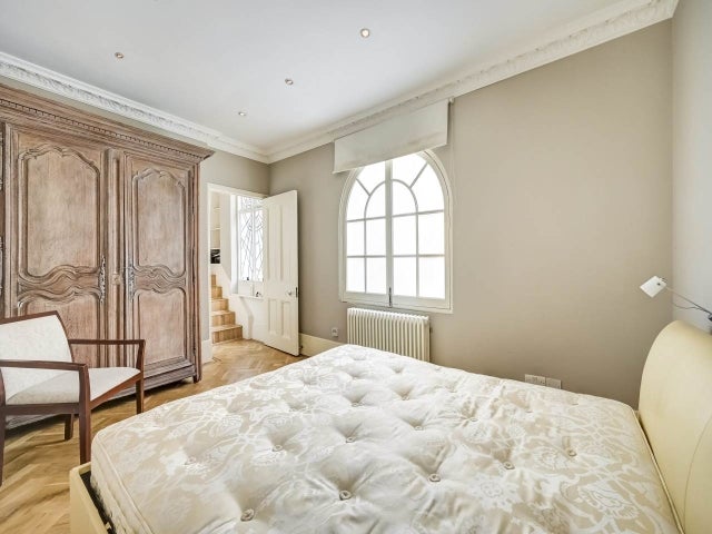 Flat Cheniston Gardens in Greater London
