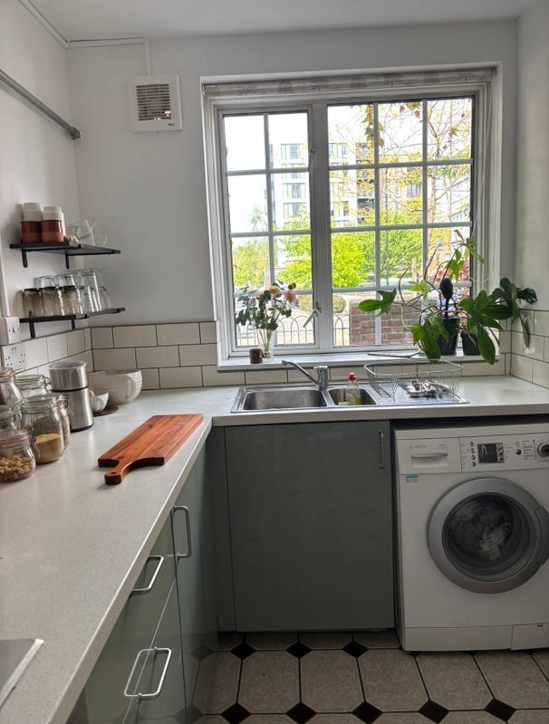 Room How's Street in Greater London