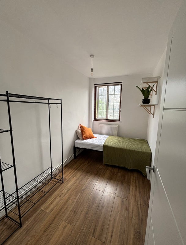 Room How's Street in Greater London