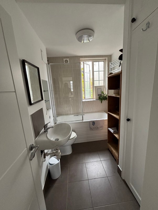 Room How's Street in Greater London