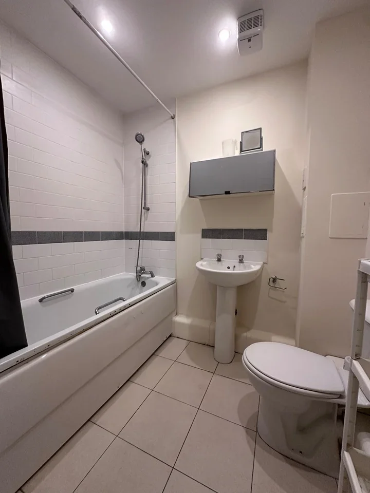 Flat Axon Place in Greater London