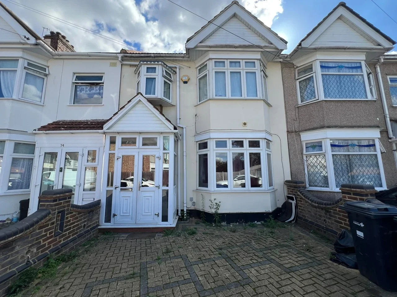 Flat Overton Drive in Greater London
