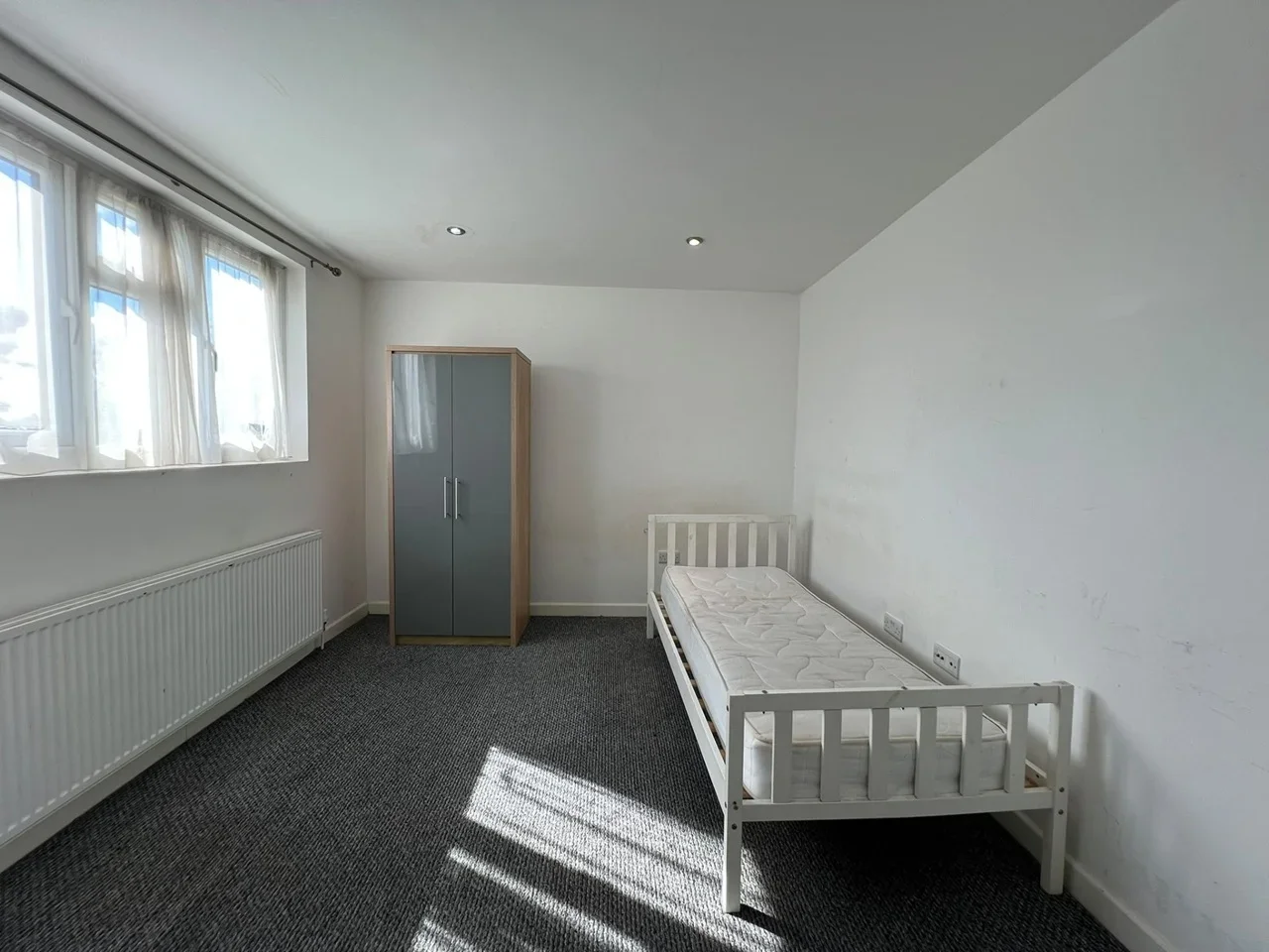 Flat Overton Drive in Greater London