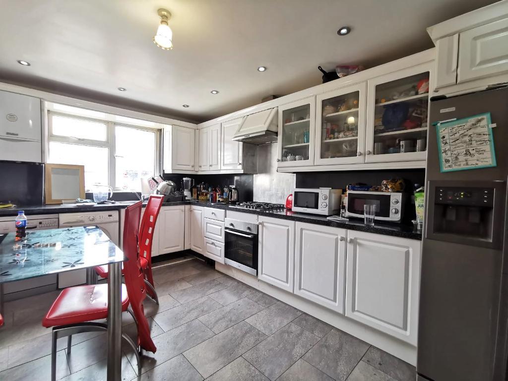 Room Rosher Close in Greater London