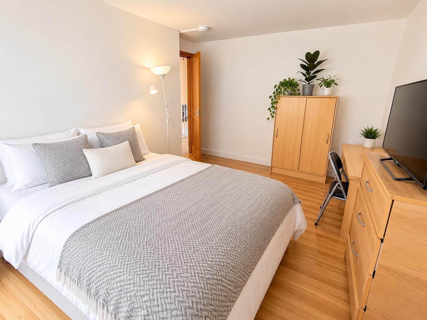 Room Rosher Close in Greater London