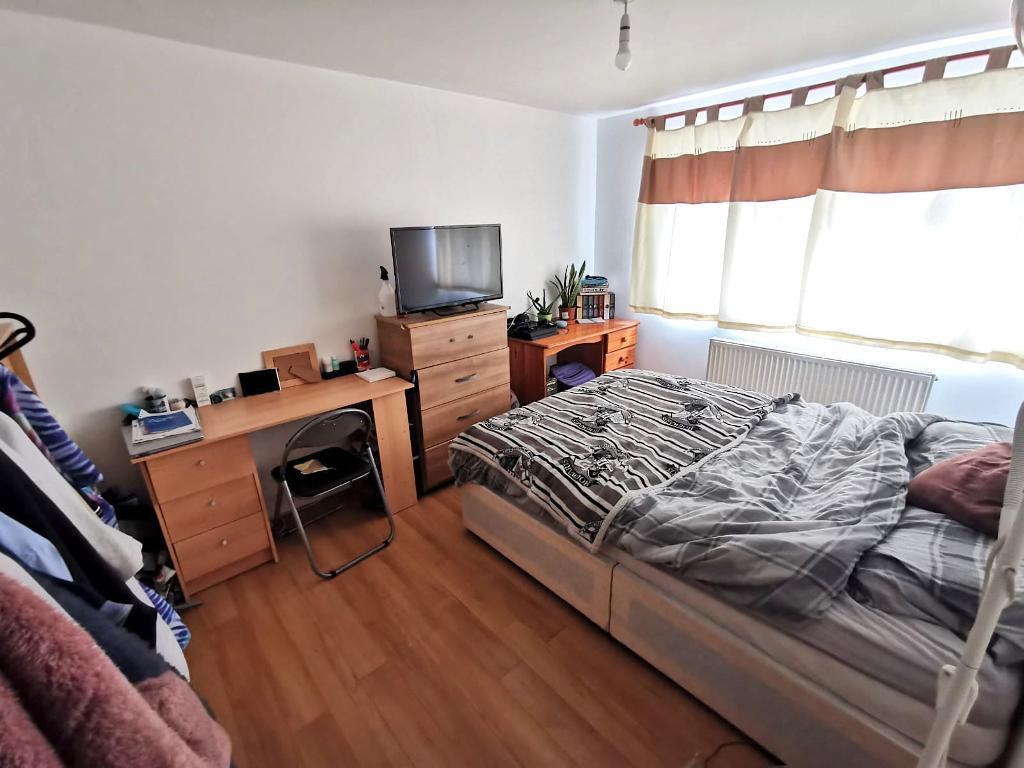Room Rosher Close in Greater London