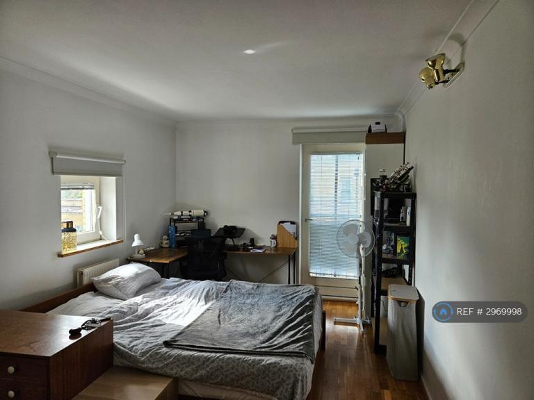 Room South Sea Street in Greater London